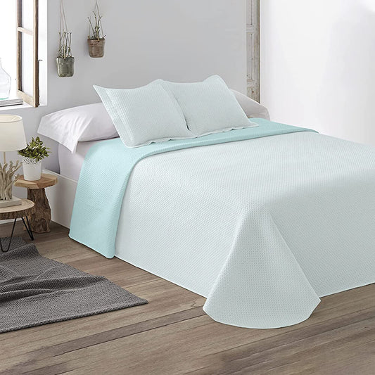 Geometric patchwork quilt with thin padding. Beige.