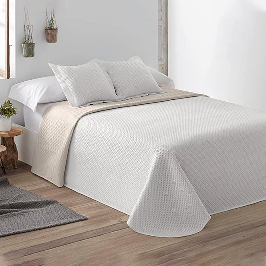 Geometric patchwork quilt with thin padding. Beige.