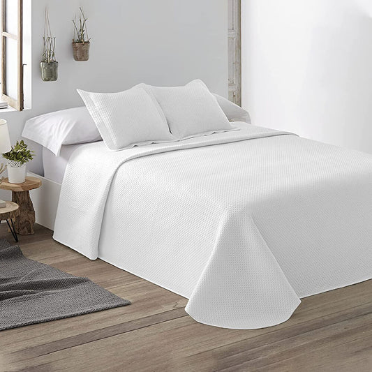 Geometric patchwork quilt with thin padding. Beige.