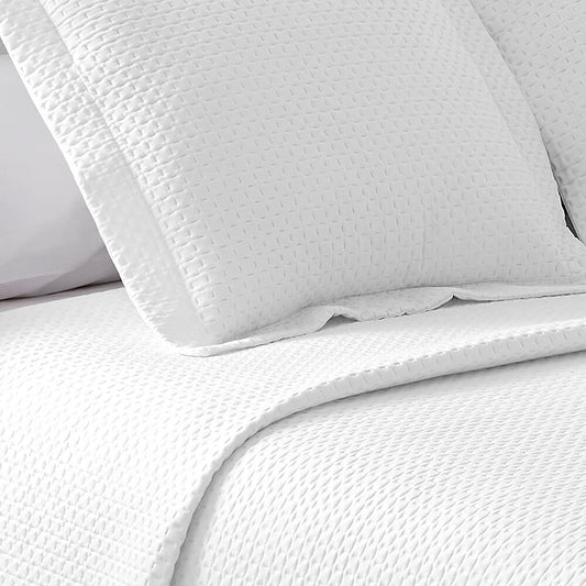 Geometric patchwork quilt with thin padding. Beige.