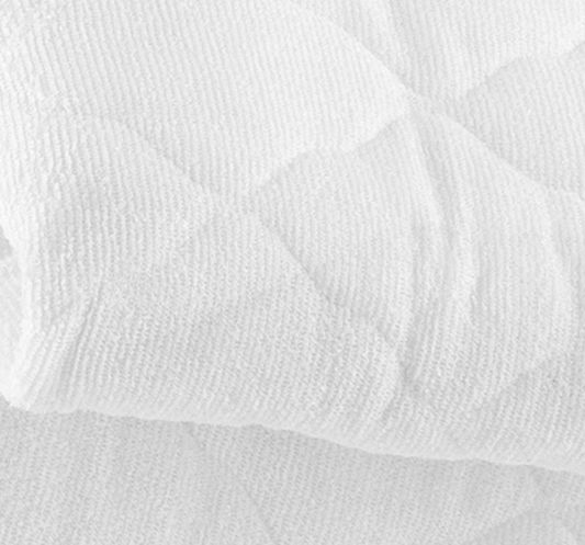 Quilted mattress protector. White color.