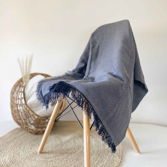 Dark gray sofa blanket for summer: freshness and comfort at an irresistible price.