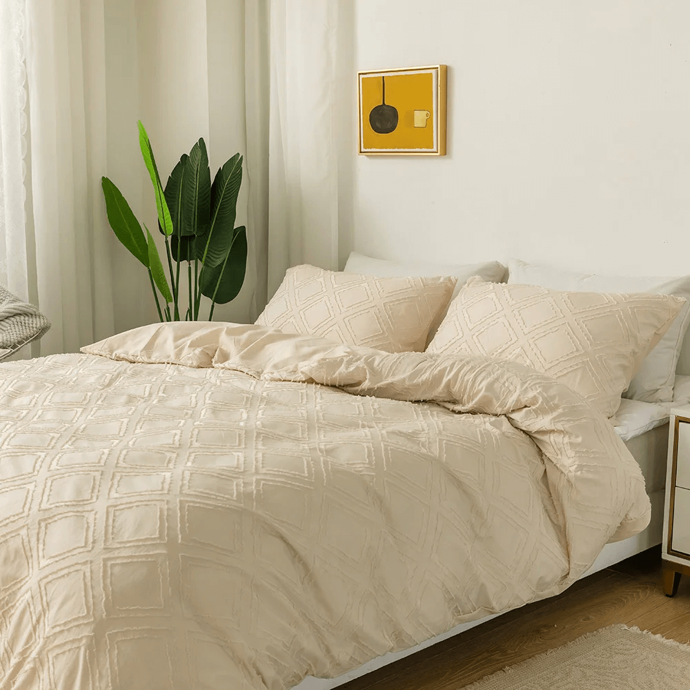 Beige duvet cover with embossed rhombuses, modern and extra soft.