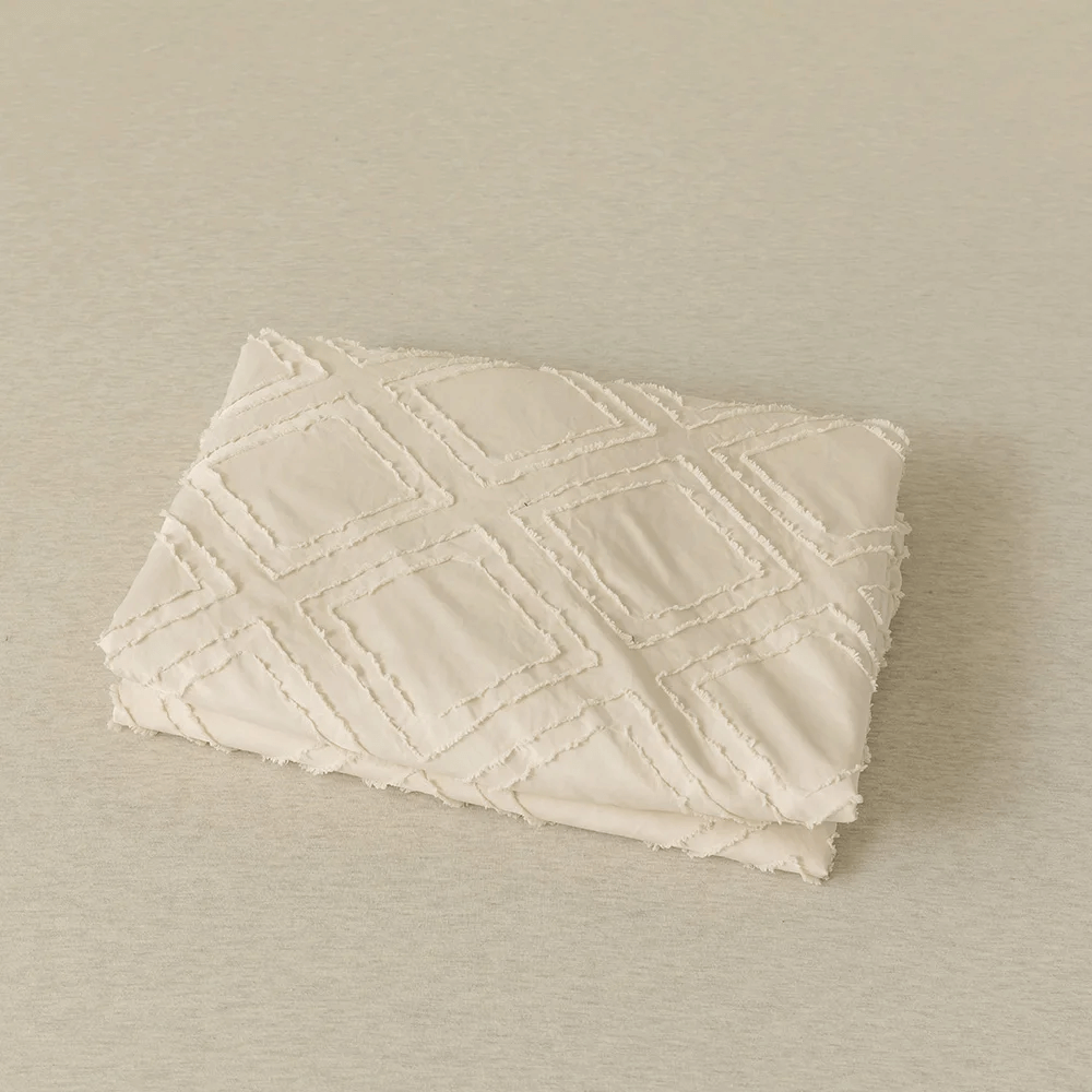 Beige duvet cover with embossed rhombuses, modern and extra soft.