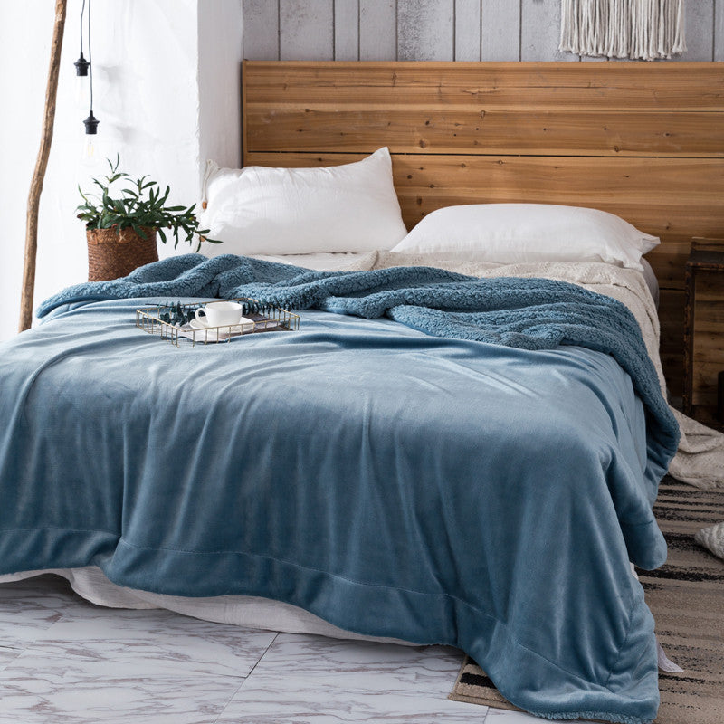 Fleece and extra soft reversible blanket. Dark blue colour.