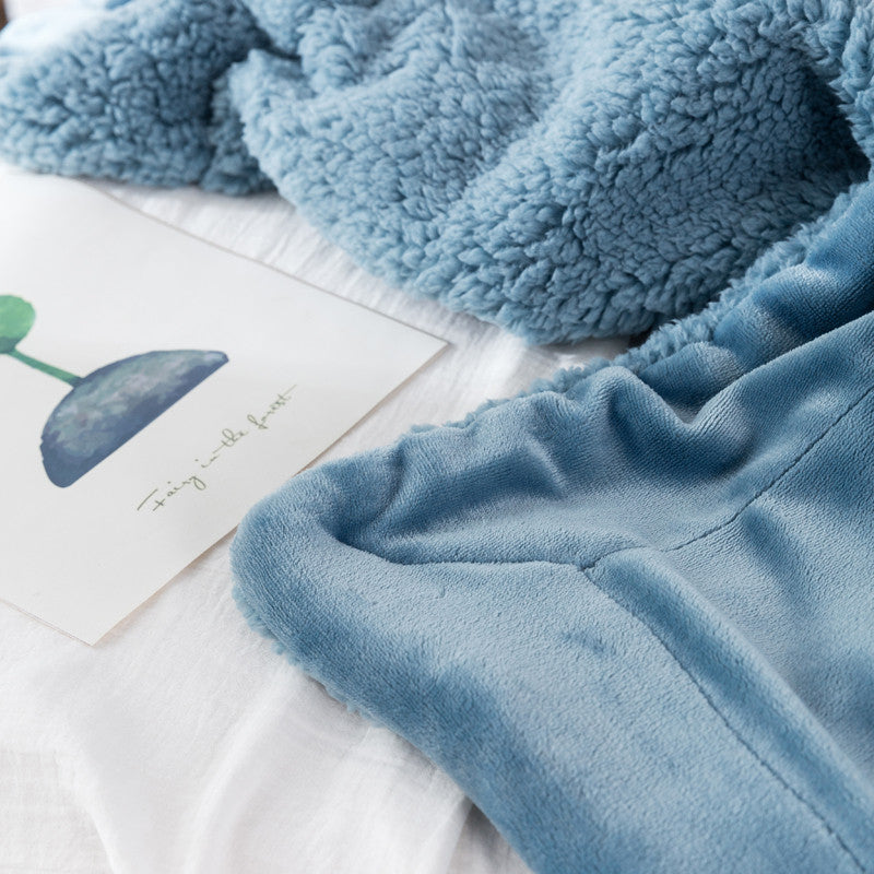 Fleece and extra soft reversible blanket. Dark blue colour.
