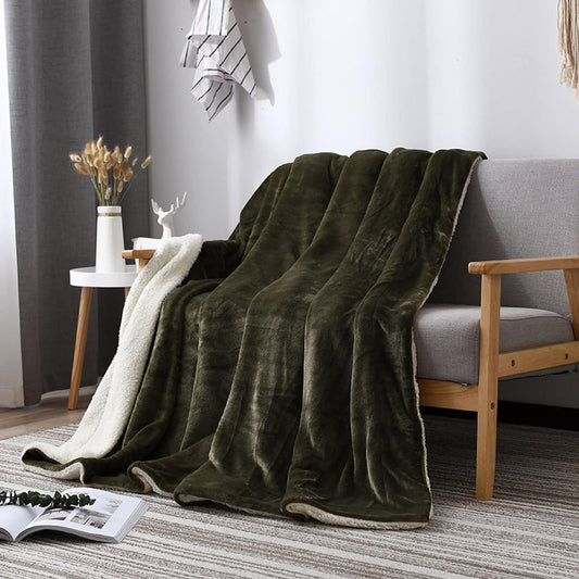 Shearling and extra soft reversible blanket. Green color.
