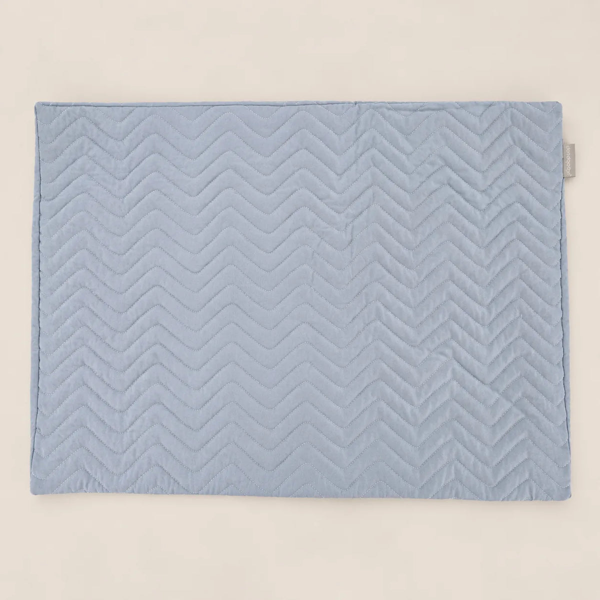 Vista frontal de la funda de almohada de 50x70 cm a juego con cosido zig zag azul para colcha bouti.