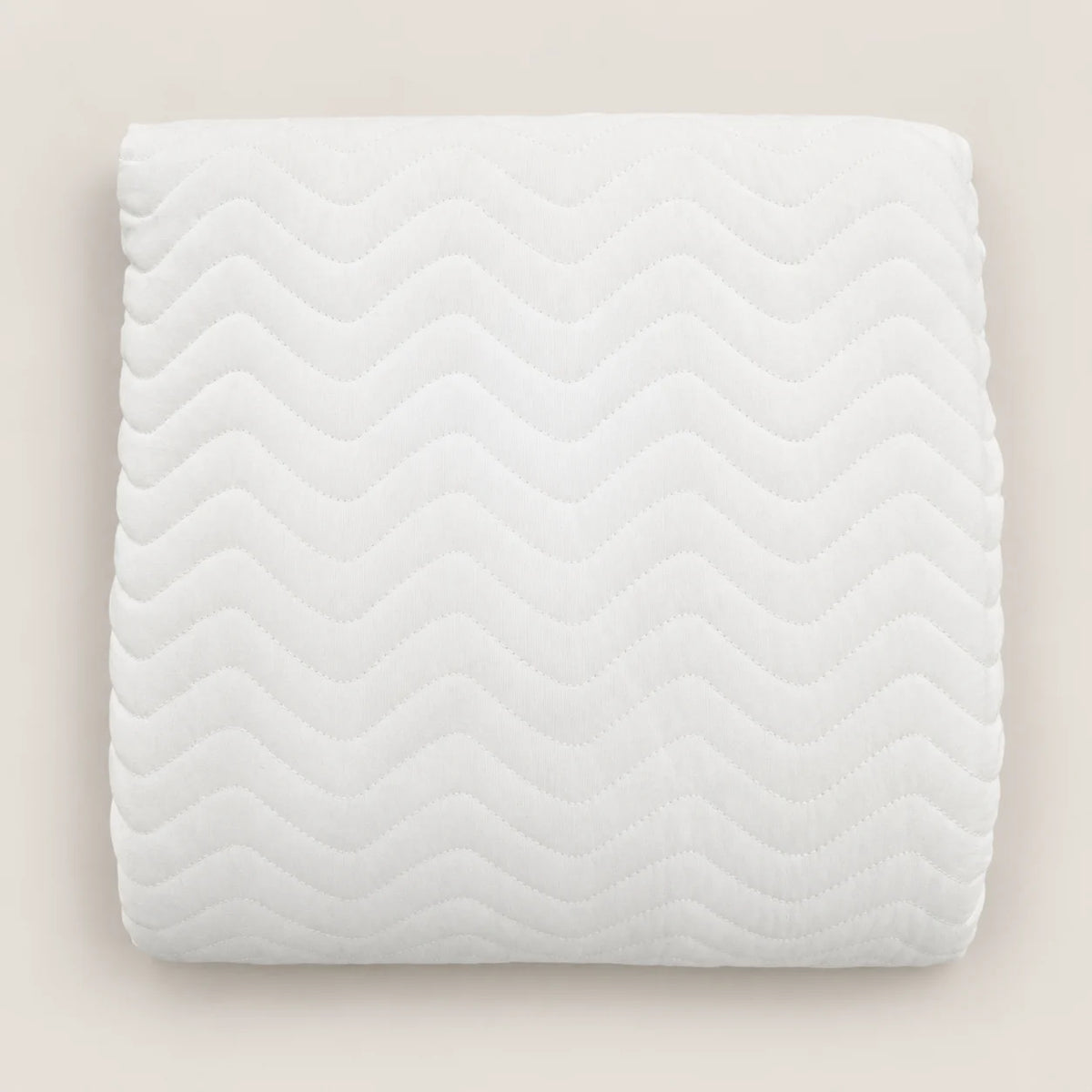 Plano superior cenital del relieve en espiga cosido sobre el tejido de microfibra extrasuave en color blanco.