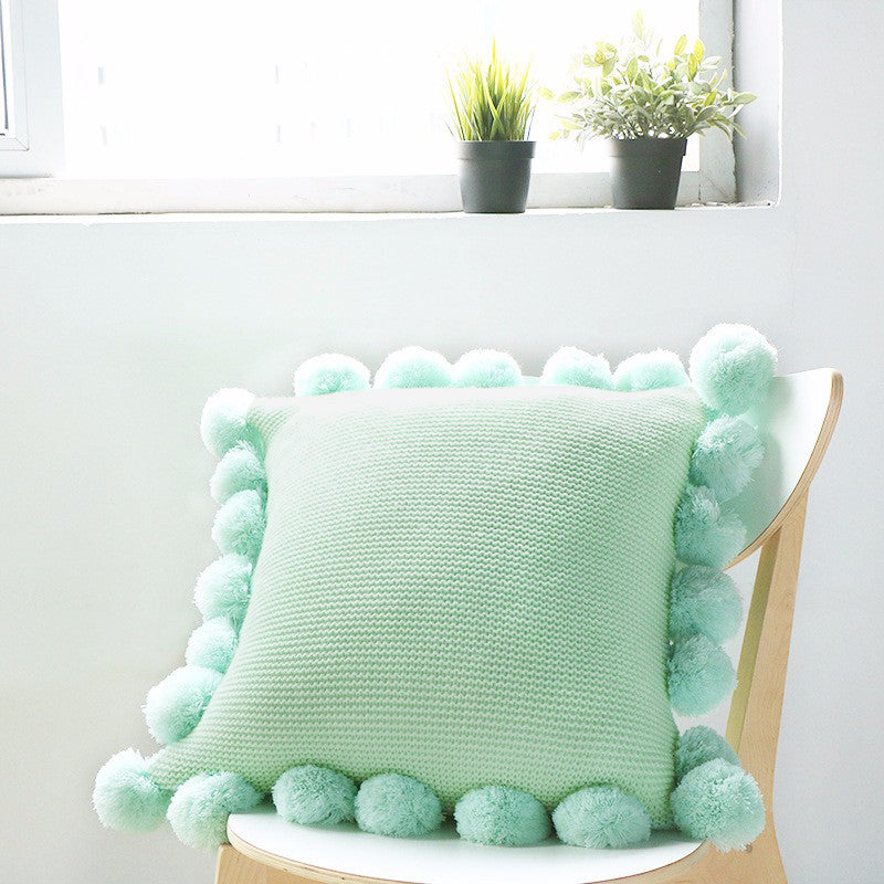 Funda de cojín tejido con pompones 45cm x 45cm. Color verde menta. - Oma Home