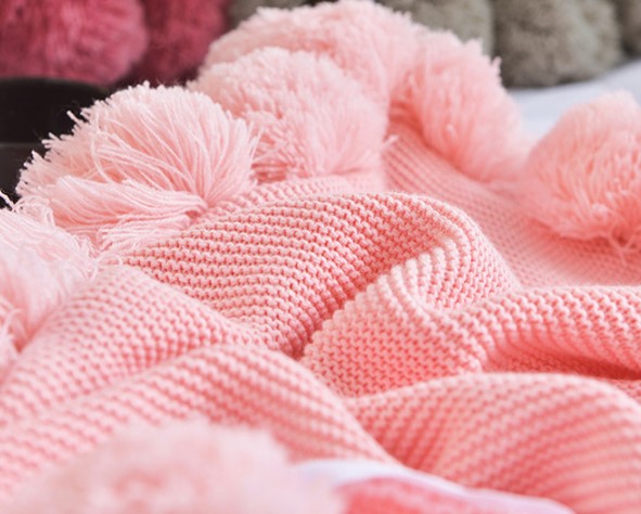 Funda de cojín tejido con pompones 50cm x 50cm. Color rosa. - Oma Home