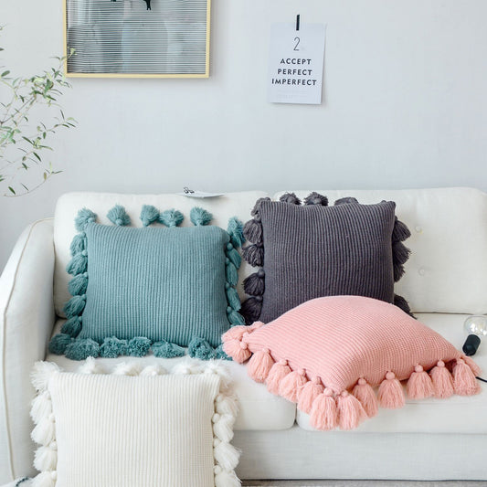 Funda de cojín tejido con borlas color gris oscuro. - Oma Home