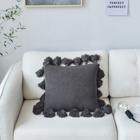 Funda de cojín tejido con borlas color gris oscuro. - Oma Home