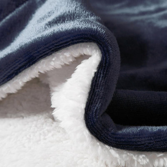 Fleece and extra soft reversible blanket. Dark blue colour.