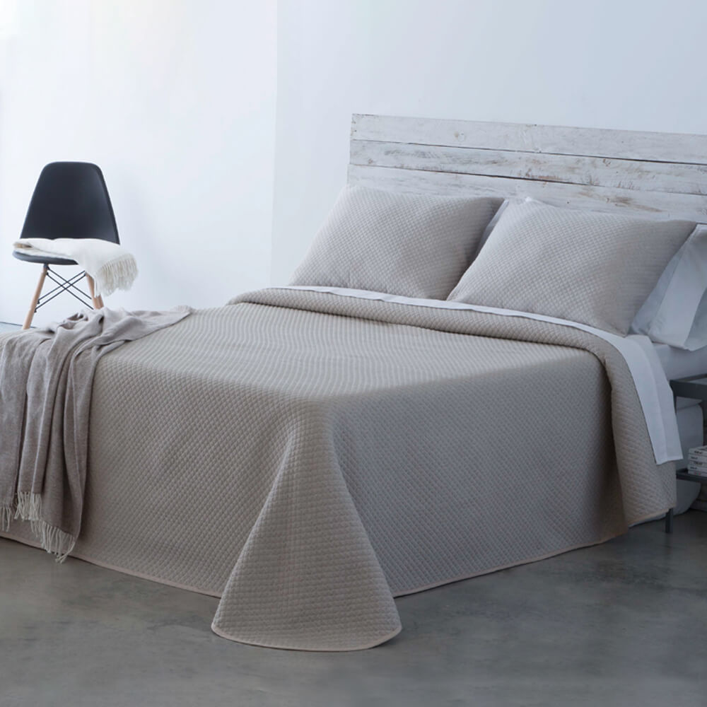 Geometric patchwork quilt with thin padding. Beige.