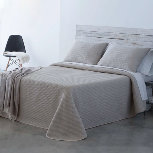 Geometric patchwork quilt with thin padding. Beige.