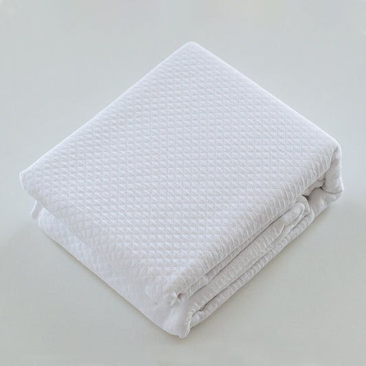 Geometric patchwork quilt with thin padding. Beige.