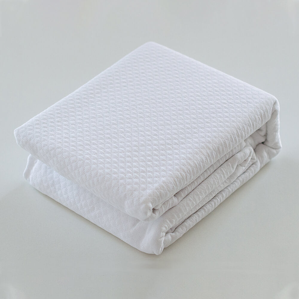 Geometric patchwork quilt with thin padding. Beige.