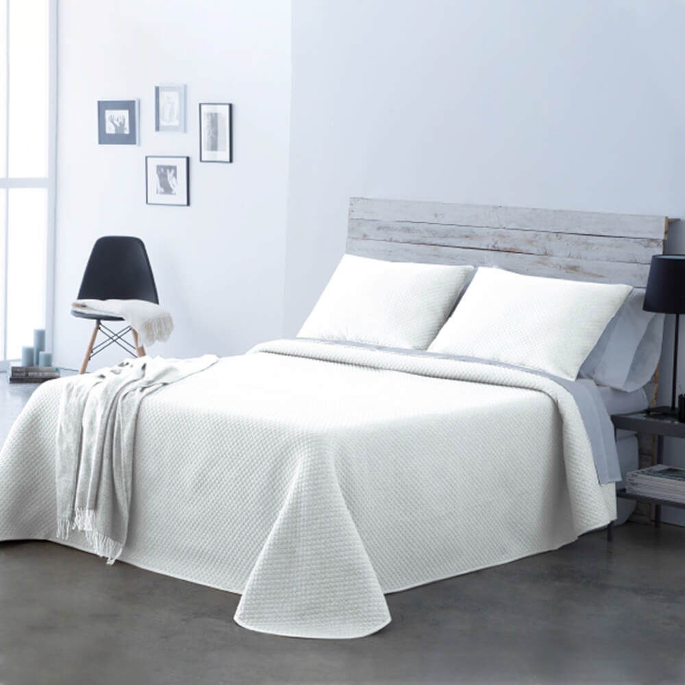 Geometric patchwork quilt with thin padding. Beige.