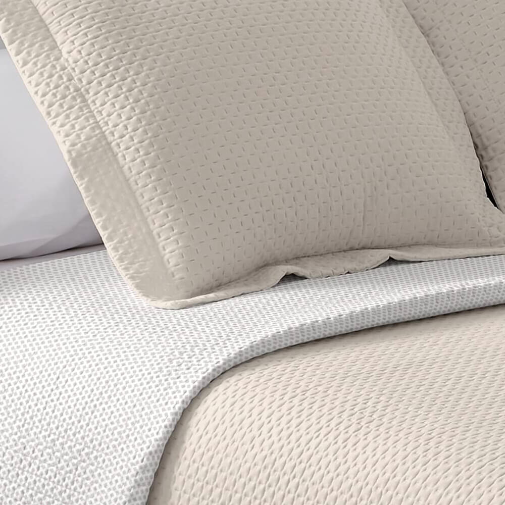 Geometric patchwork quilt with thin padding. Beige.