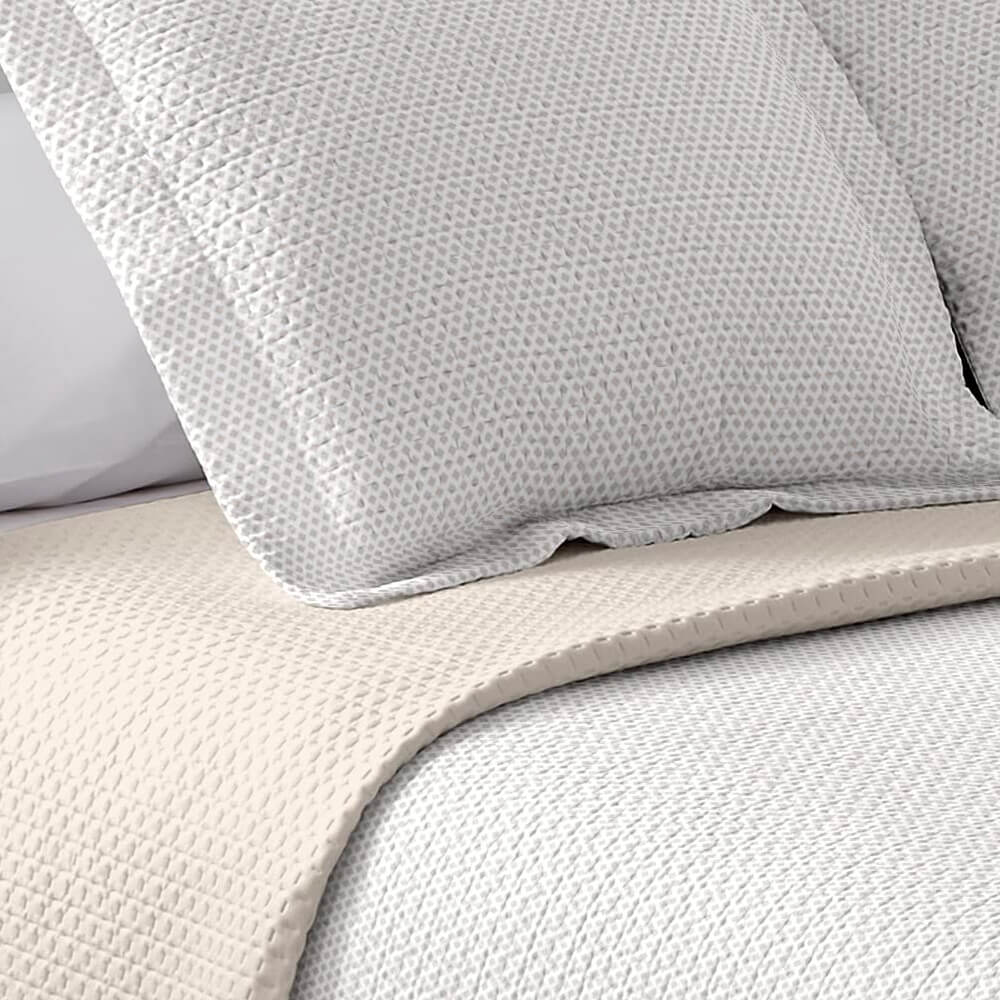Geometric patchwork quilt with thin padding. Beige.