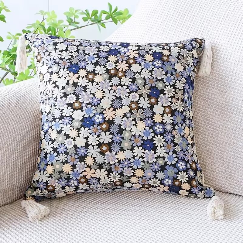 Cushion cover with blue and white jacquard flowers: Elegance and Style for your Home