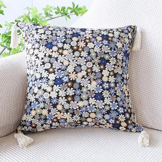 Cushion cover with blue and white jacquard flowers: Elegance and Style for your Home