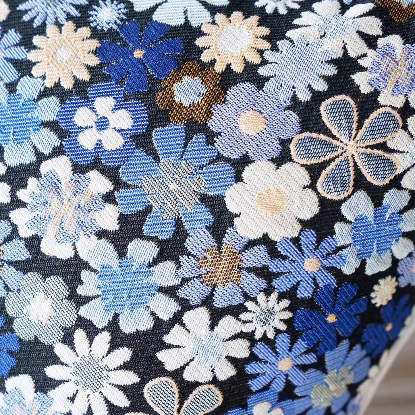 Cushion cover with blue and white jacquard flowers: Elegance and Style for your Home