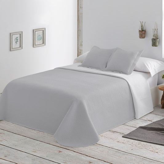 Geometric patchwork quilt with thin padding. Beige.