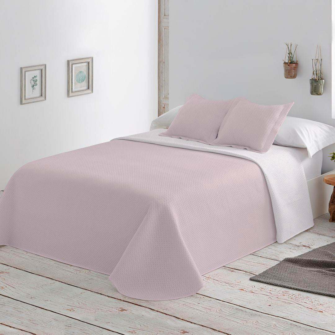 Geometric patchwork quilt with thin padding. Beige.