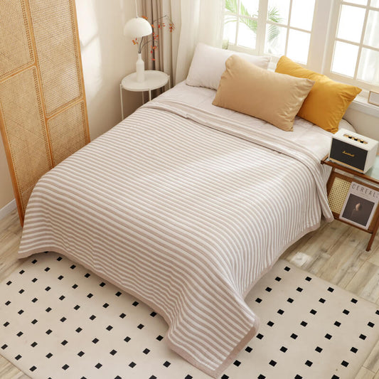 Beige and White Striped Jacquard Quilt – Fresh Style and Soft Touch for Summer.