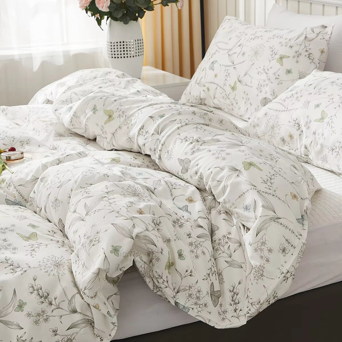 Printed duvet cover with black leaves and pale pink background, extra soft microfiber.