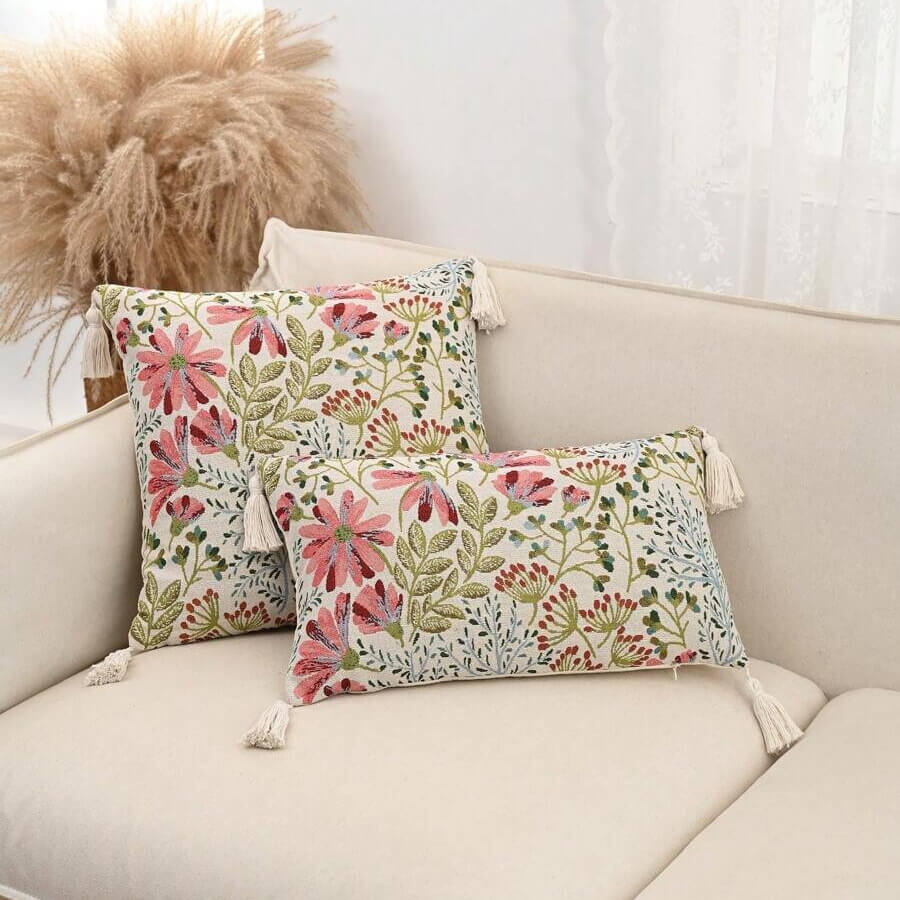 Cushion cover with pink jacquard flowers: Elegance and Style for your Home.