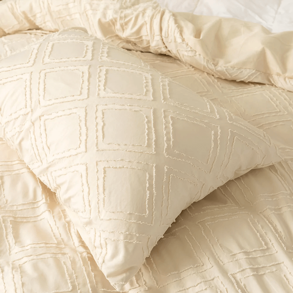 Beige duvet cover with embossed rhombuses, modern and extra soft.