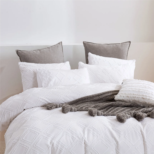 White duvet cover with embossed rhombuses, modern and extra soft.