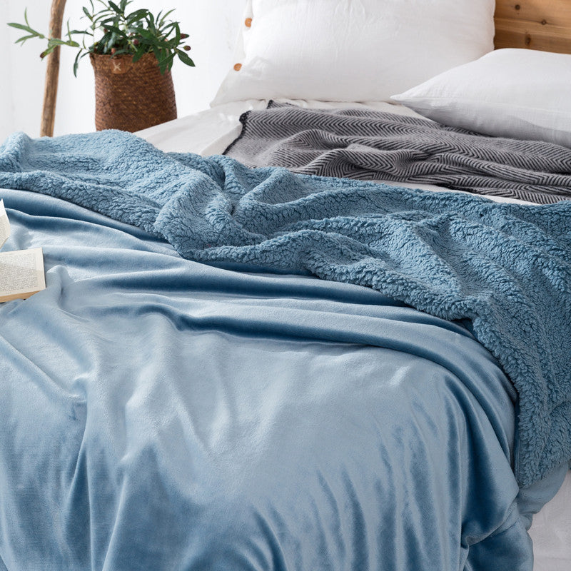 Fleece and extra soft reversible blanket. Dark blue colour.