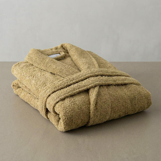 Primer plano del albornoz con el tejido de rizo americano de alta absorción 450 gramos en color camel.