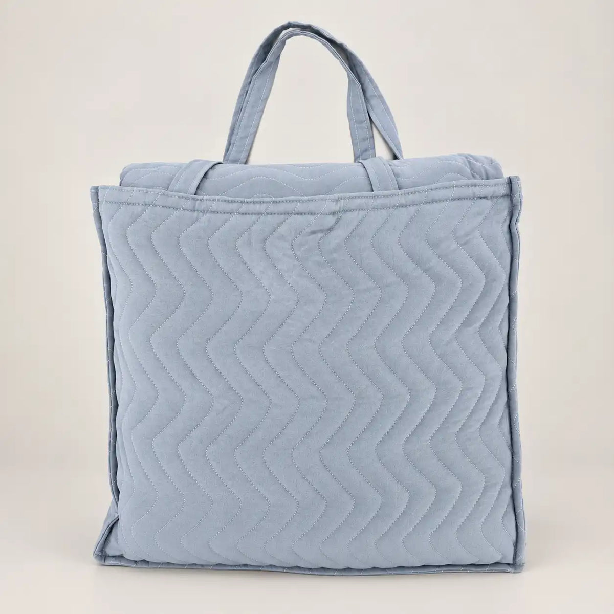 Bolsa de guardado textil y fundas de almohada de 50x70 cm de la colcha bouti azul de Oma Home.
