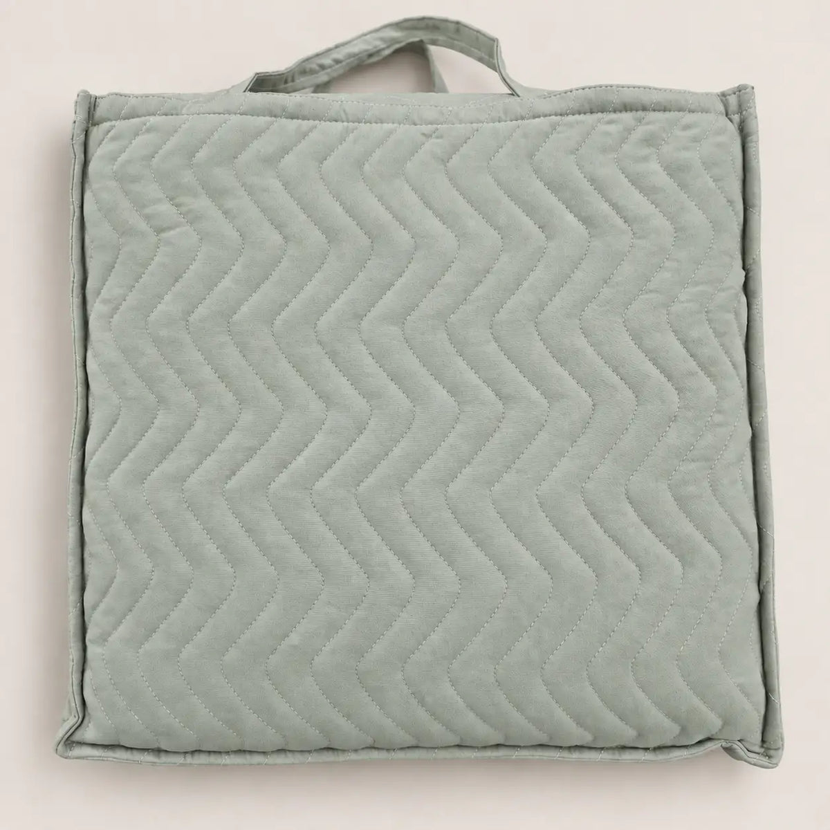 Práctica funda de tela protectora incluida para guardar de forma segura la colcha ligera de Oma Home durante el invierno.