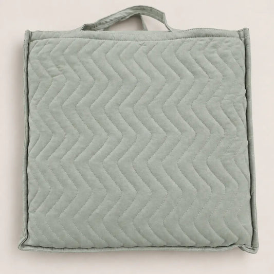 Práctica funda de tela protectora incluida para guardar de forma segura la colcha ligera de Oma Home durante el invierno.
