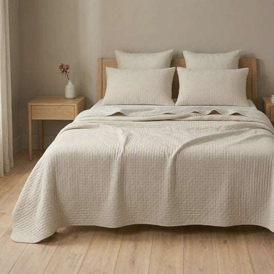 Colcha reversible beige para verano mostrando el reverso blanco con rombos