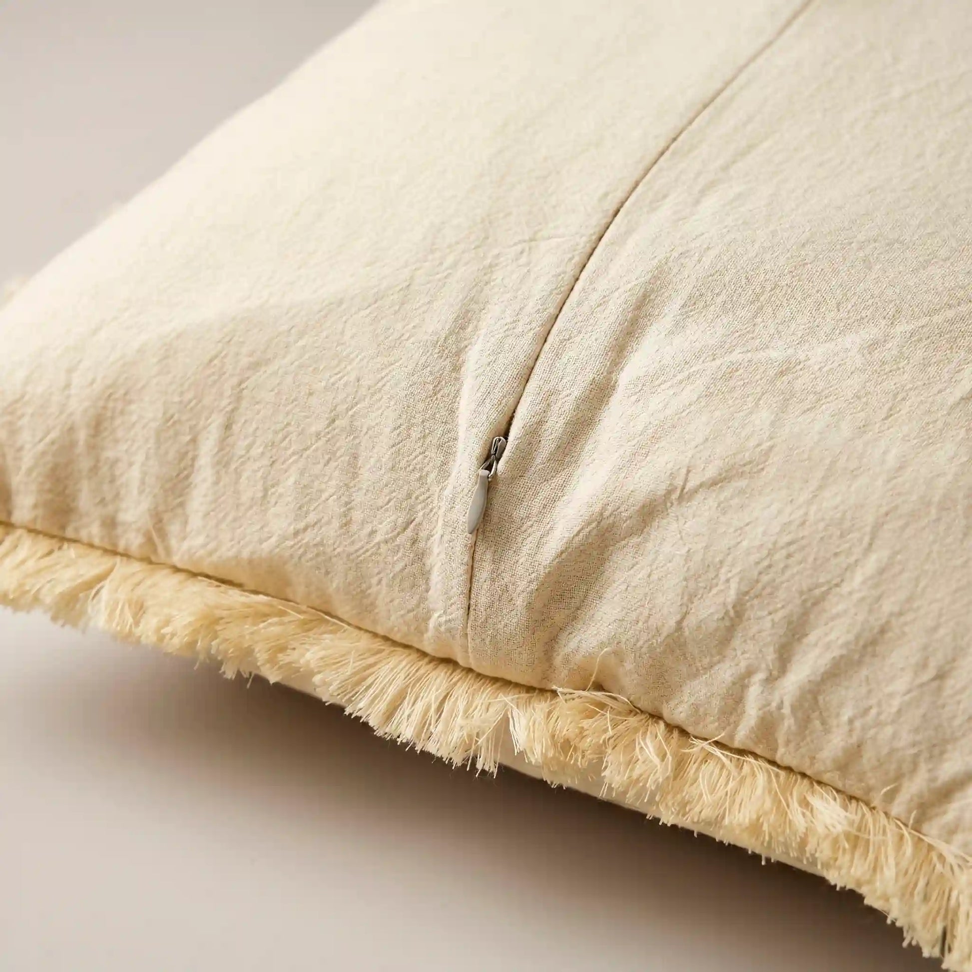 Detalle de la cremallera oculta e invisible de la funda de cojín de algodón beige de Omahome, logrando un acabado estético limpio.
