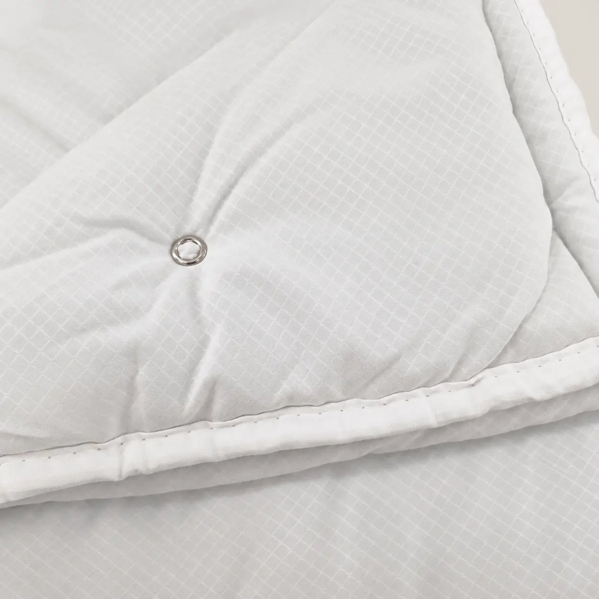 Primer plano del tejido tacto nube extremadamente suave del relleno nórdico de entretiempo de Oma Home.