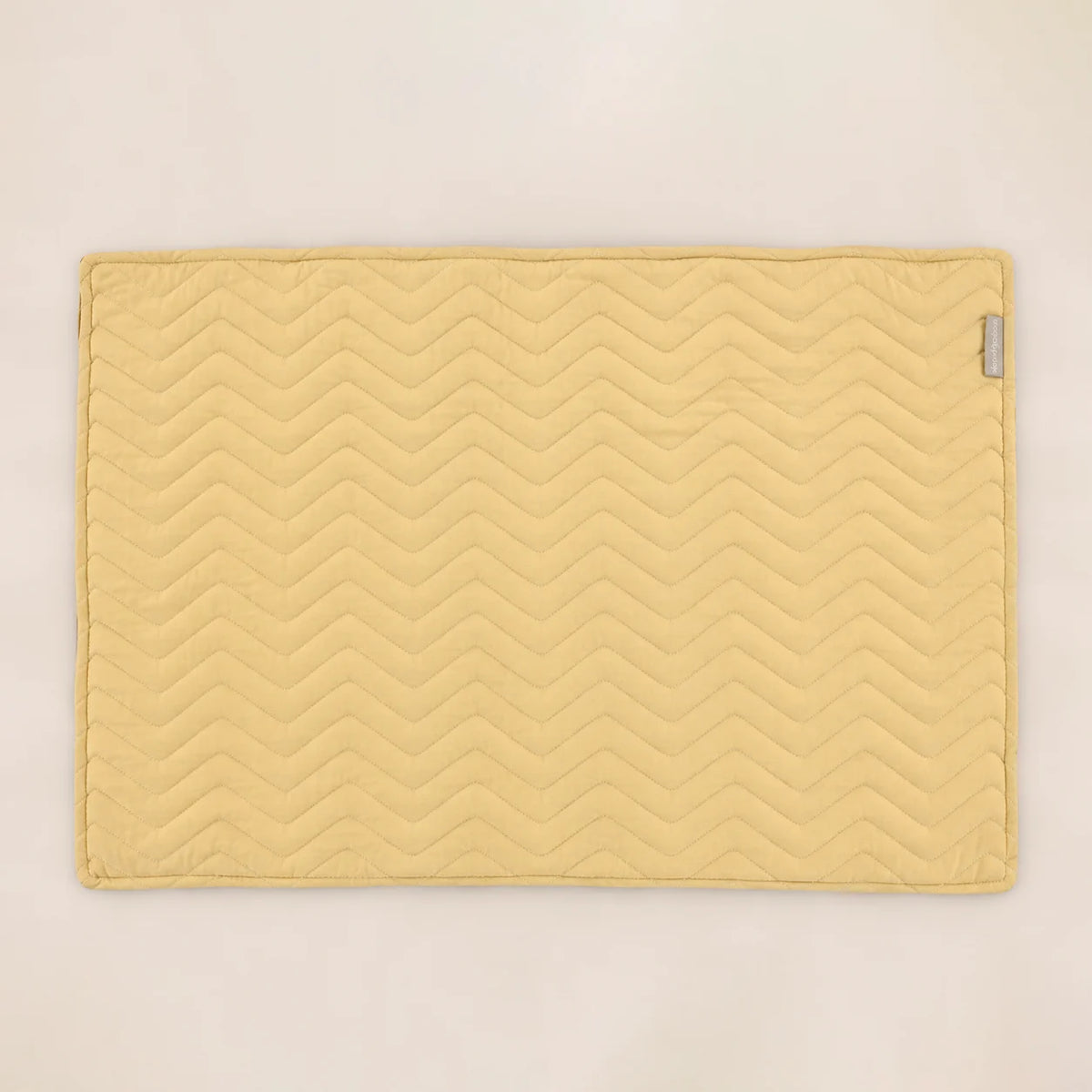 Anverso de la funda de almohada rectangular 50x70 cm acolchada en color mostaza a juego con la colcha.