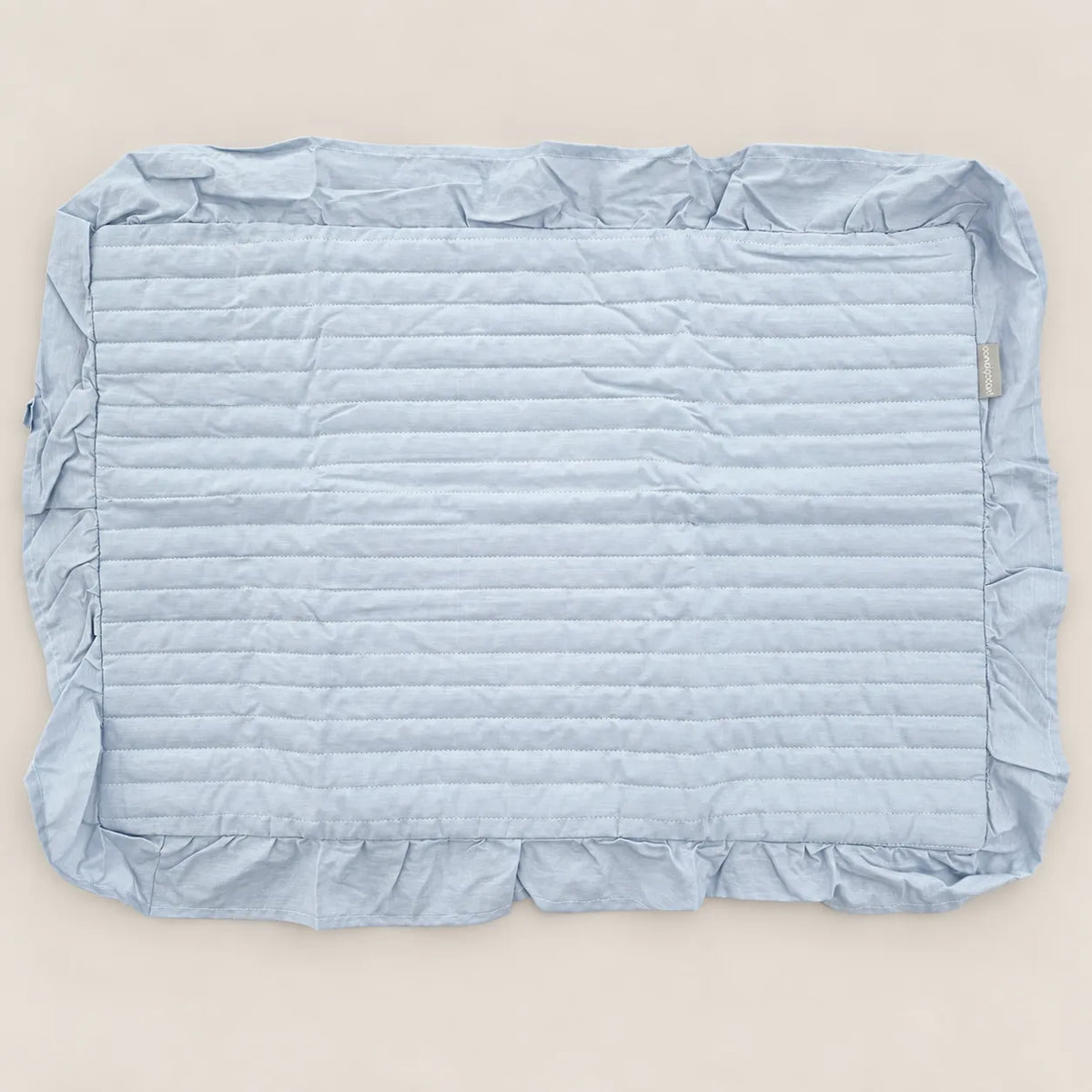 Anverso de la funda de almohada rectangular a juego, acolchada con rayas verticales y tacto fresco de algodón.