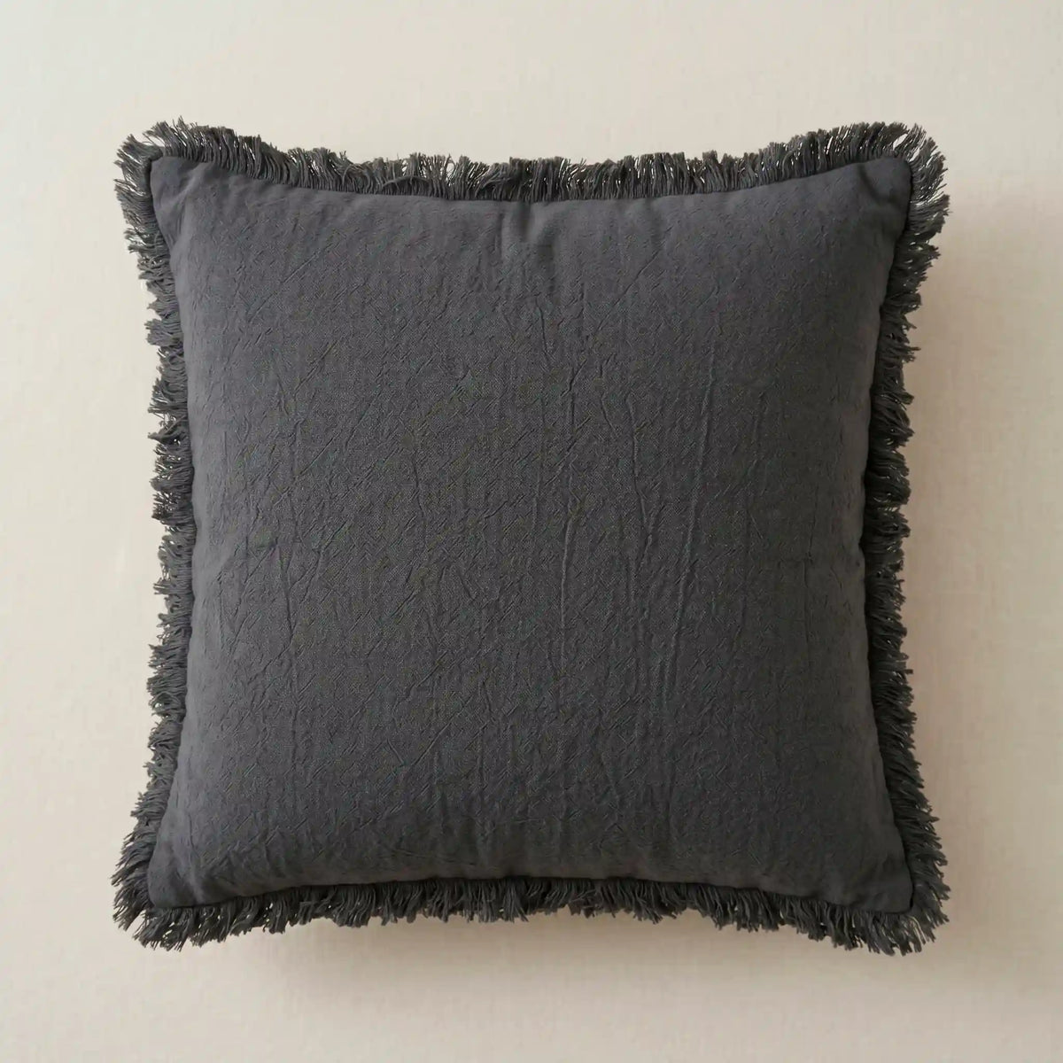 Funda de cojín gris oscuro de 100% algodón con detalles de flecos de Omahome. Diseño moderno para sofá.