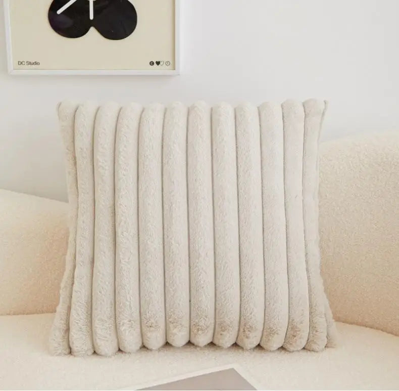 Funda de cojín de pelo corto polar gris claro con textura de rayas, medida 45x45 cm, suave, cálida y decorativa para sofá o cama.