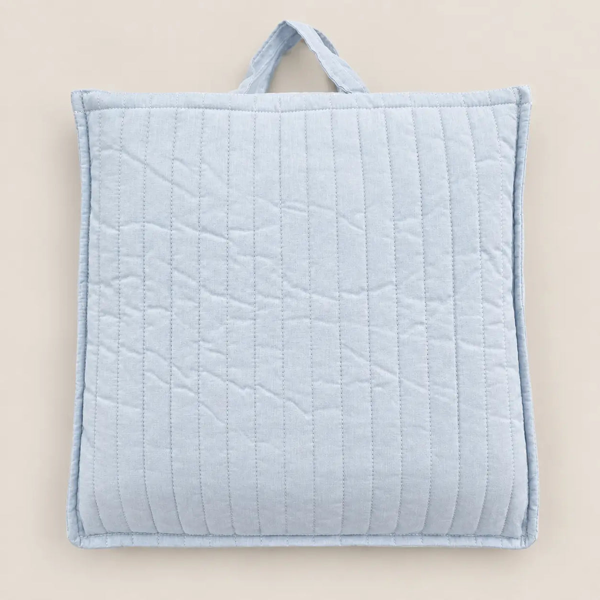 Práctica bolsa protectora de tela azul claro incluida de regalo para almacenar la ropa de cama de verano de Oma Home.