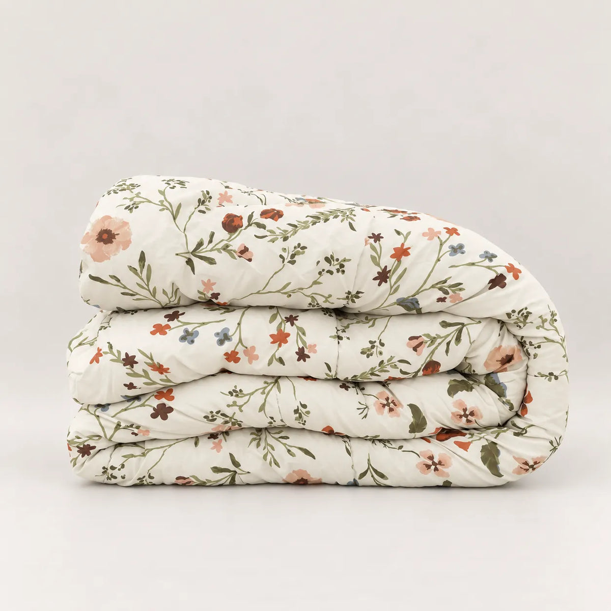 Side view of the lightweight 200gsm microfiber duvet, ideal for spring and autumn.