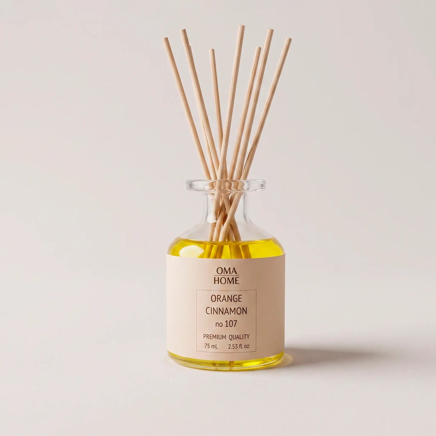 Mikado aromático Orange Cinnamon de Oma Home con palitos abierto, olor canela y naranja. Base natural sin alcohol fabricada en Barcelona, España.